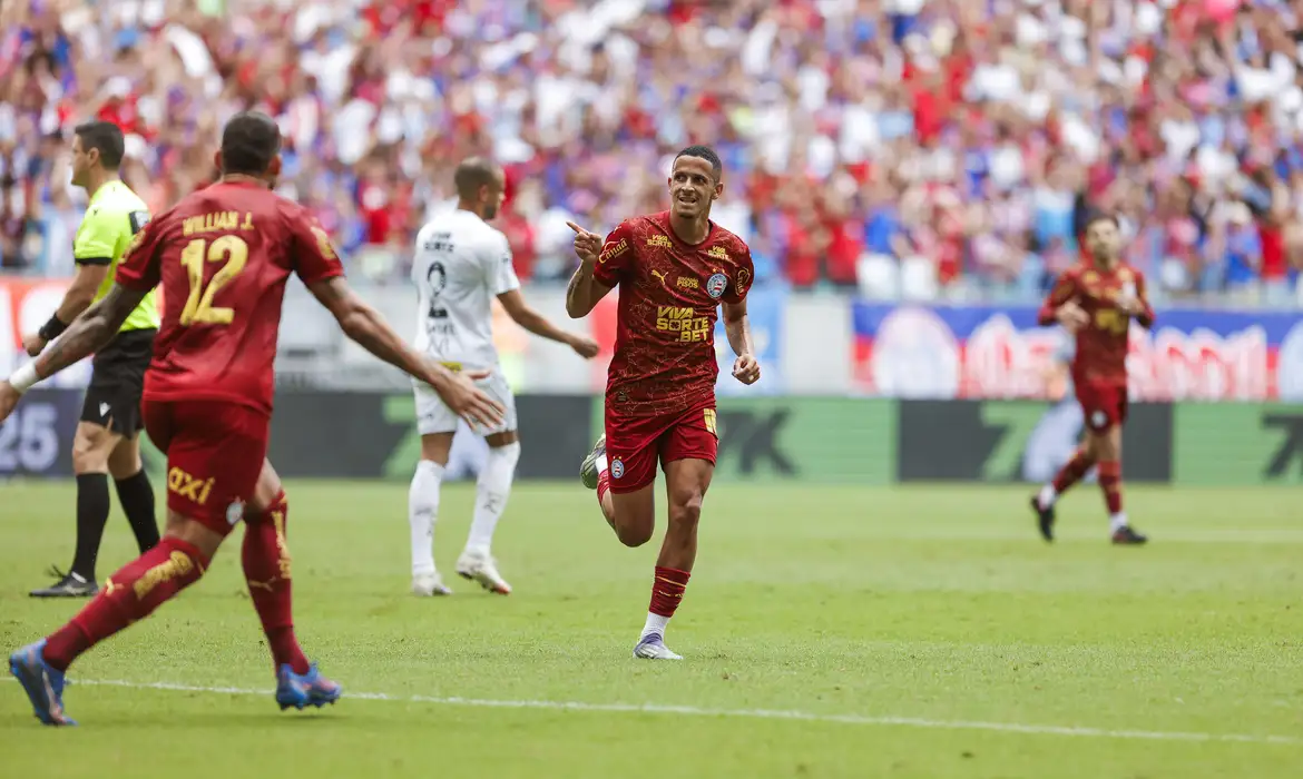 Bahia derrota Santos e ganha força na luta por vaga na Libertadores